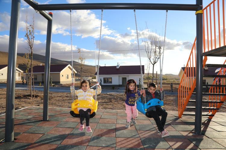 HAK SAHİPLERİNE  ANAHTARLARINI, İLÇE KAYMAKAMI TESLİM ETTİ