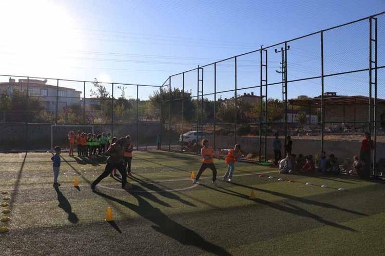 ‘AZİZE HOCA OLMASA BİZE KİMSE FUTBOL ÖĞRETMEYECEKTİ’