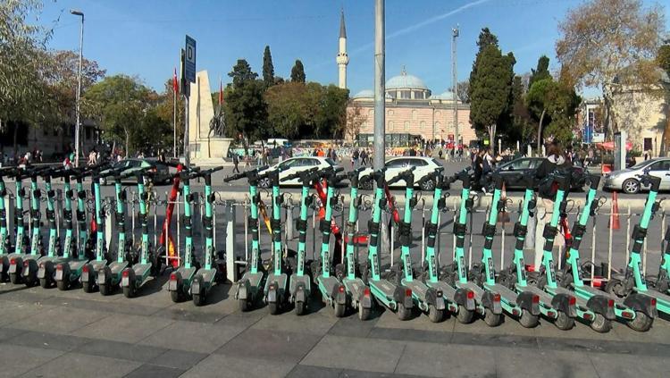 SKUTERİN KAPORTASI SÜRÜCÜNÜN VÜCUDU