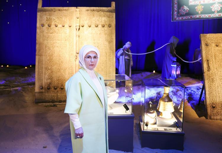 ATIK KUMAŞLARDAN YAPILMIŞ TABLO HEDİYESİ