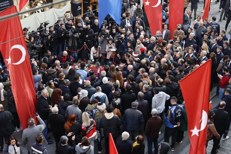 DAYANIŞMA İÇERİSİNDEYİZ