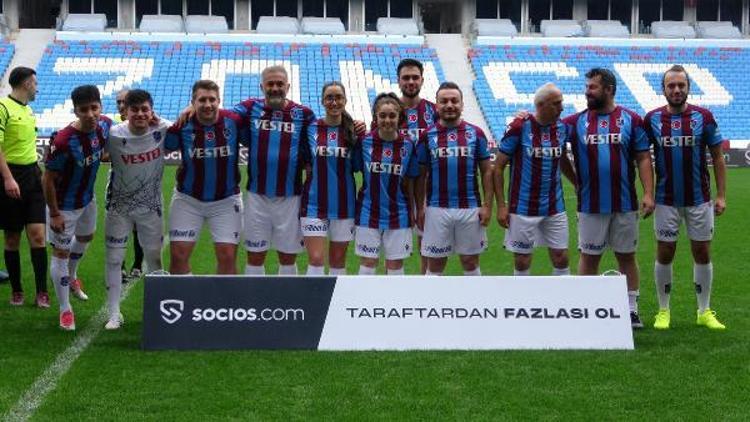 AİLELERİ TRİBÜNDEN İZLEDİ