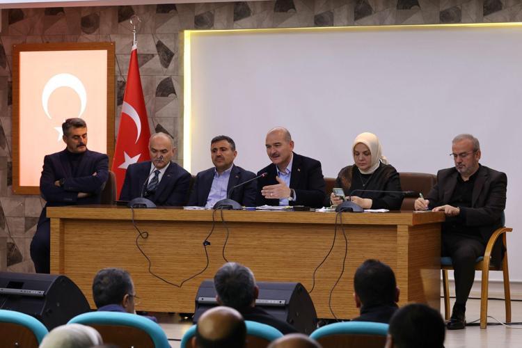 BAKAN SOYLU, GÖLYAKALILARLA BİR ARAYA GELDİ