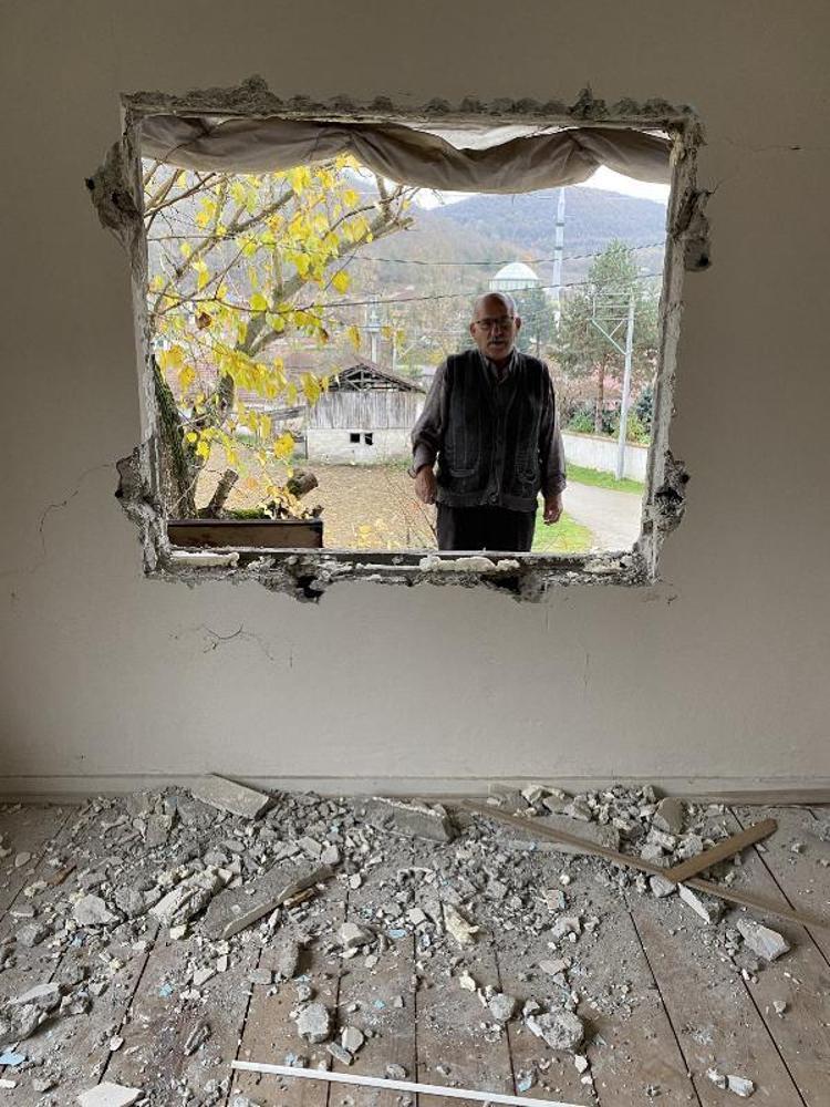 HİÇ DURMADAN AĞLIYORUZ