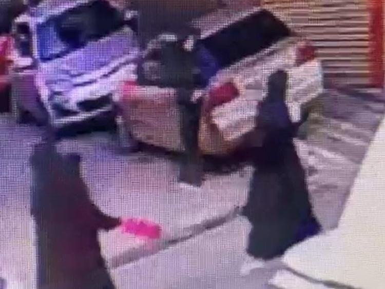 YARALI KADINA CADDEDEN GEÇEN SAĞLIK EKİBİ MÜDAHALE ETTİ