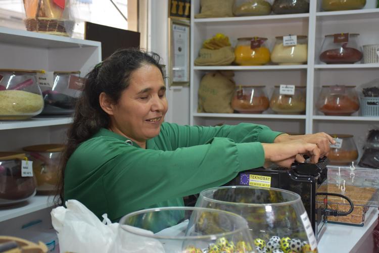 ETİKETLERİ KABARTMA YAZIYLA HAZIRLADI