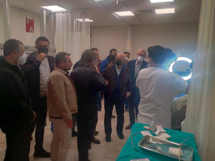 VALİ KÖŞGER FİŞEKLE YARALANAN TARAFTARI ZİYARET ETTİ