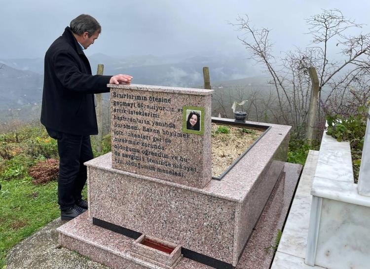 MEZARI BAŞINDA ANILDI