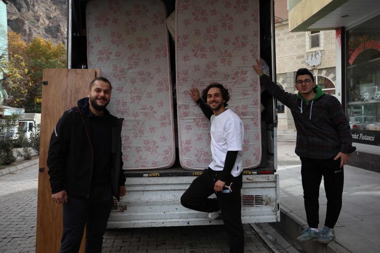 HÜZÜN VE MUTLULUK VAR