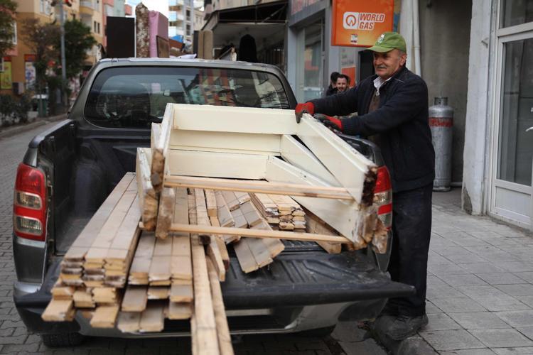 EŞYALARINI TOPLUYOR, VEDA EDİYORLAR