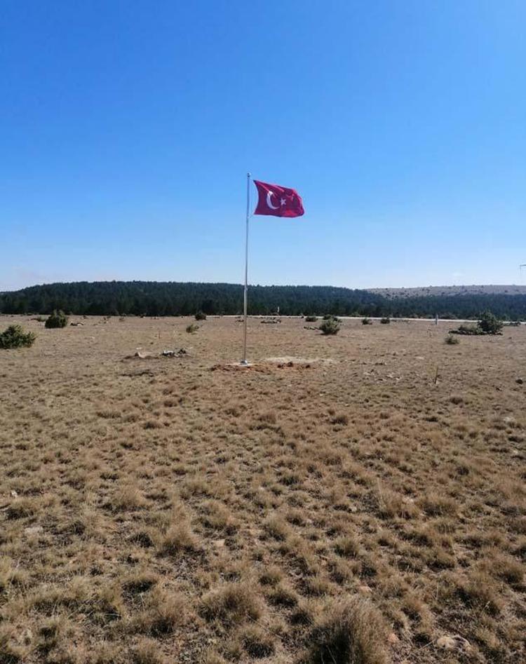 ŞEHİTLİKLERE BAYRAK VE ŞÜHEDA TAŞI