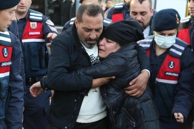 CENAZEYE İZİNLİ KATILAN ÇİFT AĞLADI