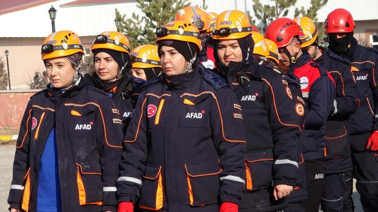 ERKEK MESLEKTAŞLARIYLA BİRLİKTE EĞİTİM ALDILAR