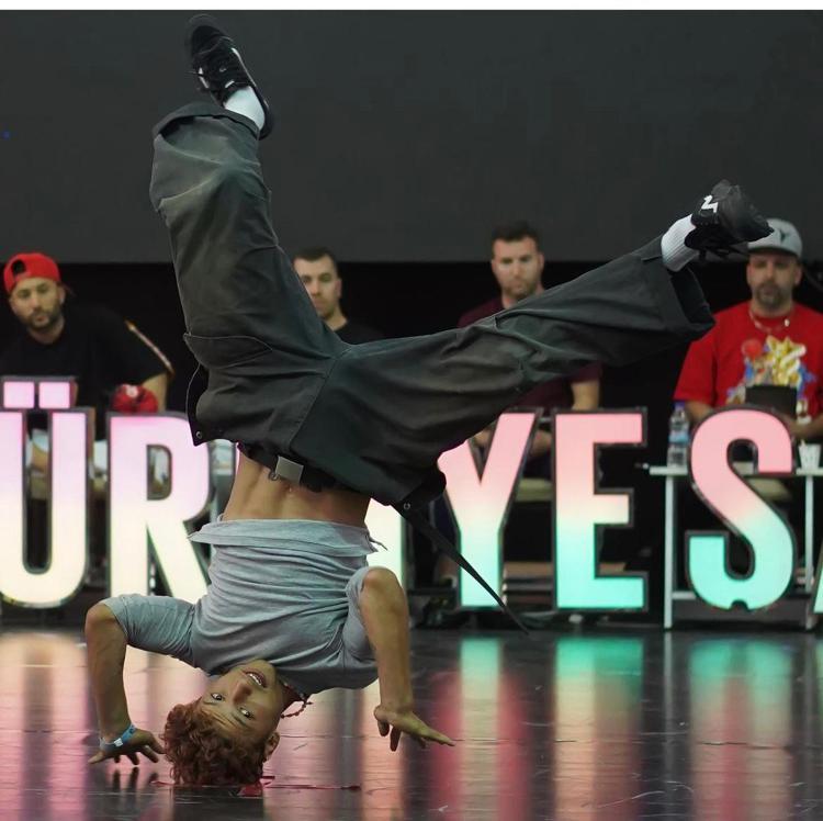 KOLUMDAN TUTUP BENİ FIRLATTI