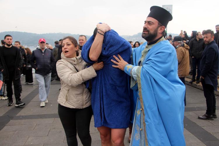 AMBULANSLA HASTANEYE KALDIRILDI