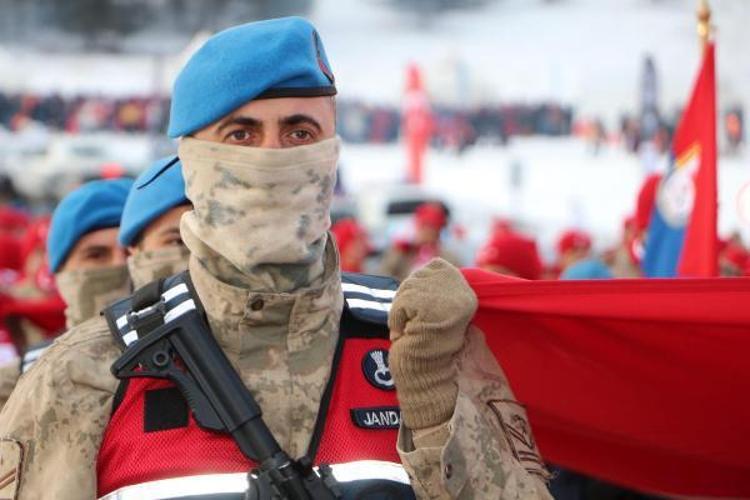 CANLI HEYKELLER GÖSTERİ YAPTI