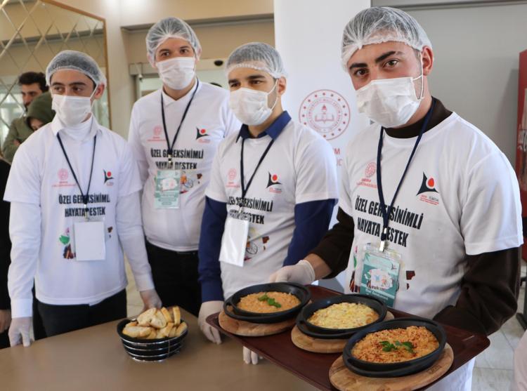 YEMEKLERİ JÜRİYE SUNDULAR