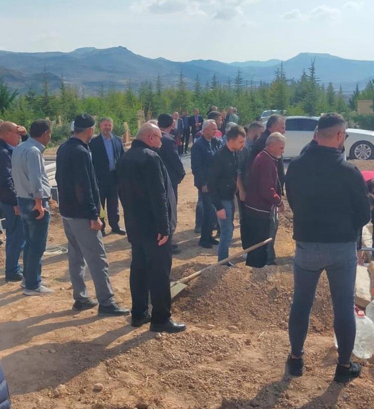 BIÇAKLANDIKTAN SONRA EŞİNİ ARAMIŞ