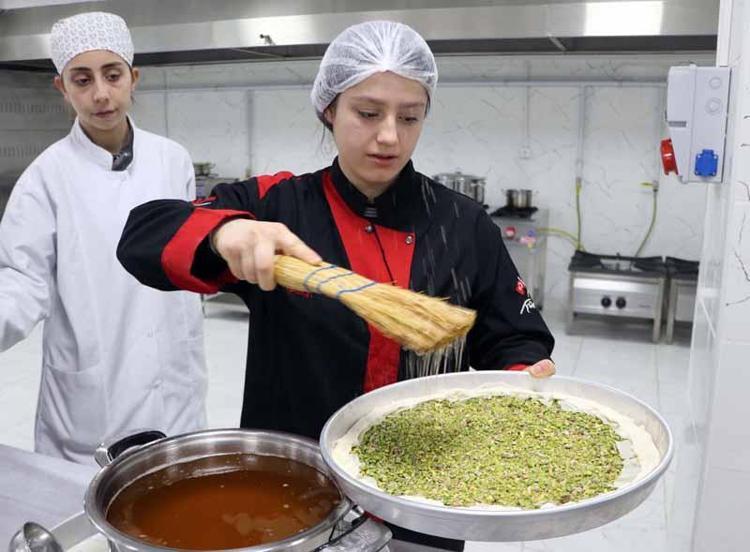 TÜRKİYEDE İLK DEFA KADIN USTA YETİŞECEK