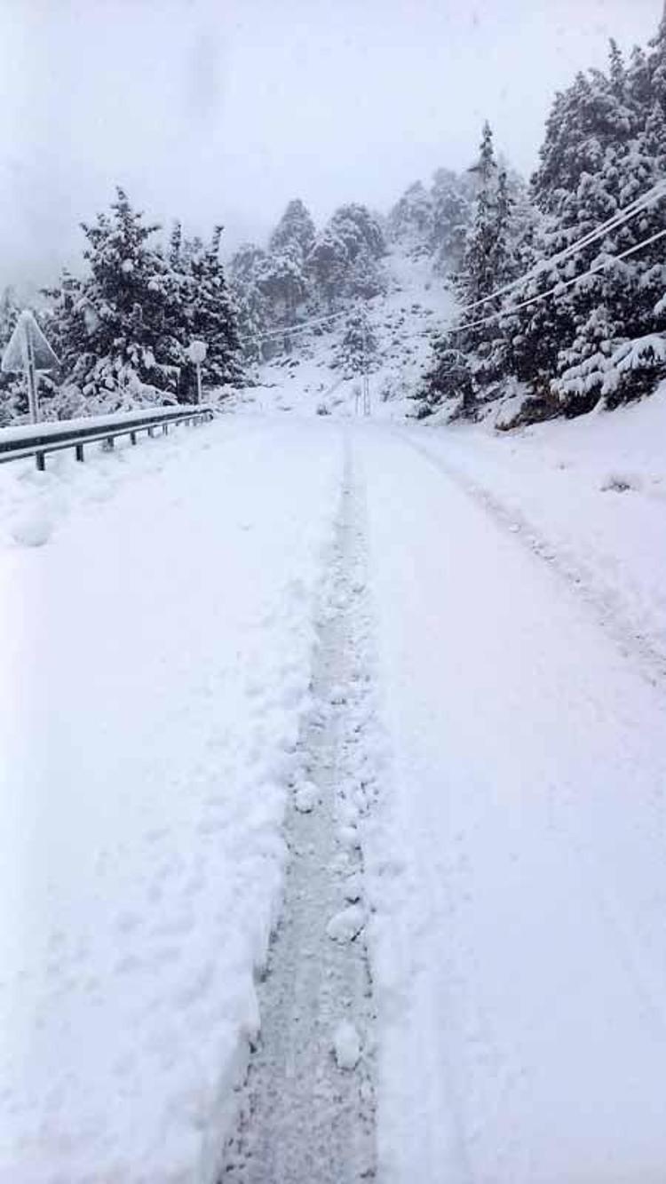 SAKLIKENT VE FESLİKAN YOLLARINI KAR KAPATTI