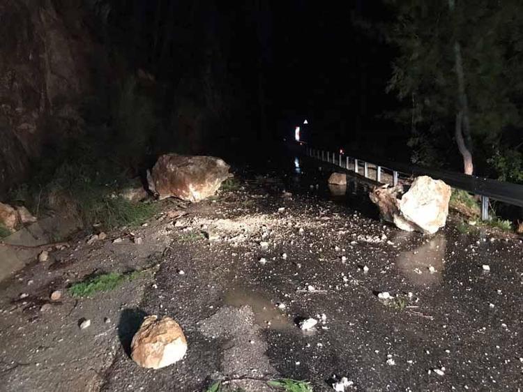 KEMERDE KAYA PARÇALARI YOLA DÜŞTÜ