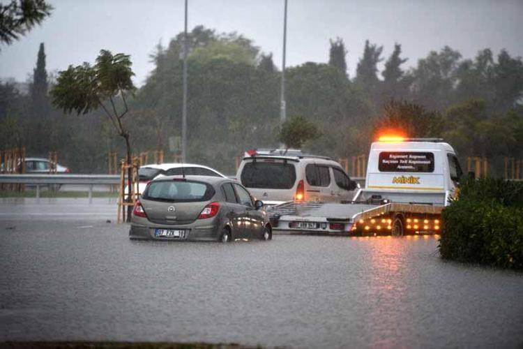 ARAÇLAR YOLDA KALDI