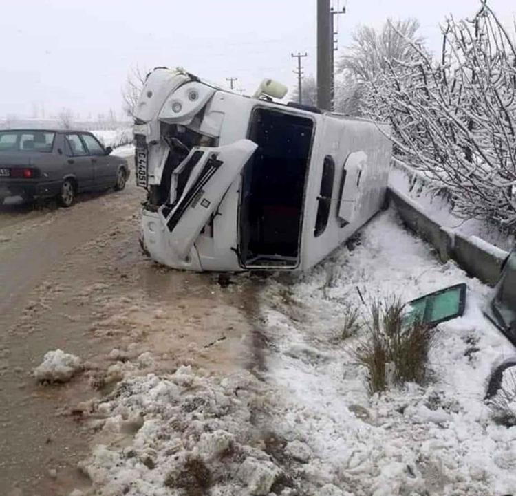 MİNİBÜS DEVRİLDİ: 6 YARALI