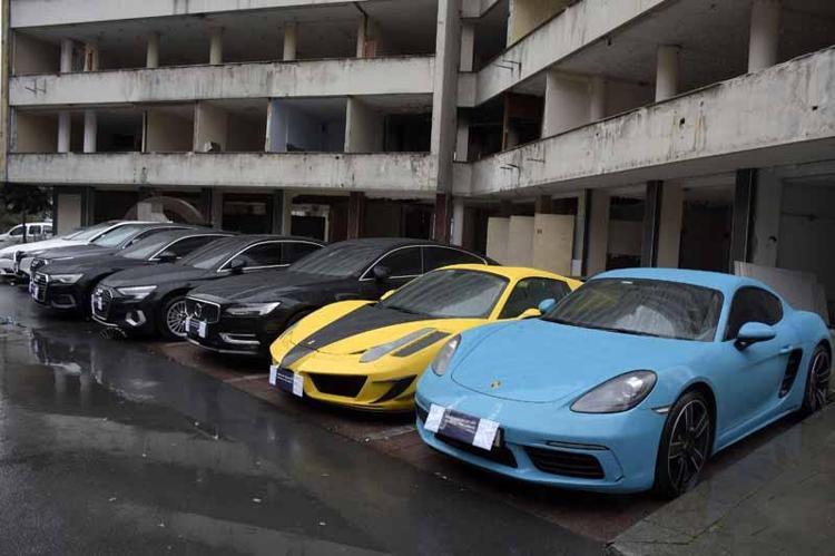 LÜKS OTOMOBİLLERE, TAPULARA EL KONDU