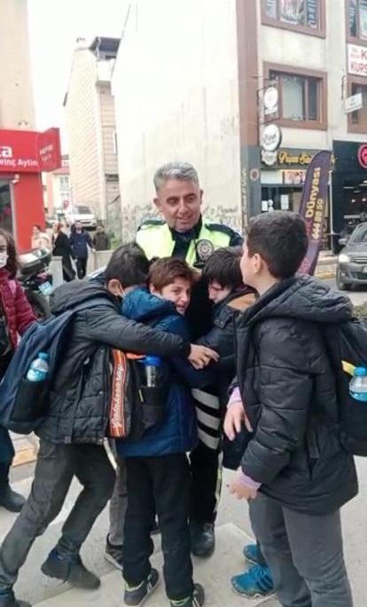 POLİS MEMURUNA SARILIP AĞLADILAR