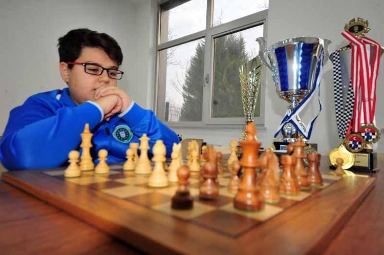 ÇOK FAZLA EMEK HARCIYOR