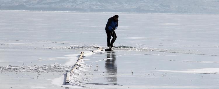 GÖLÜN YÜZEYİNDEKİ BUZ ERİYENE KADAR BALIKLIÇILIĞA DEVAM EDECEĞİZ