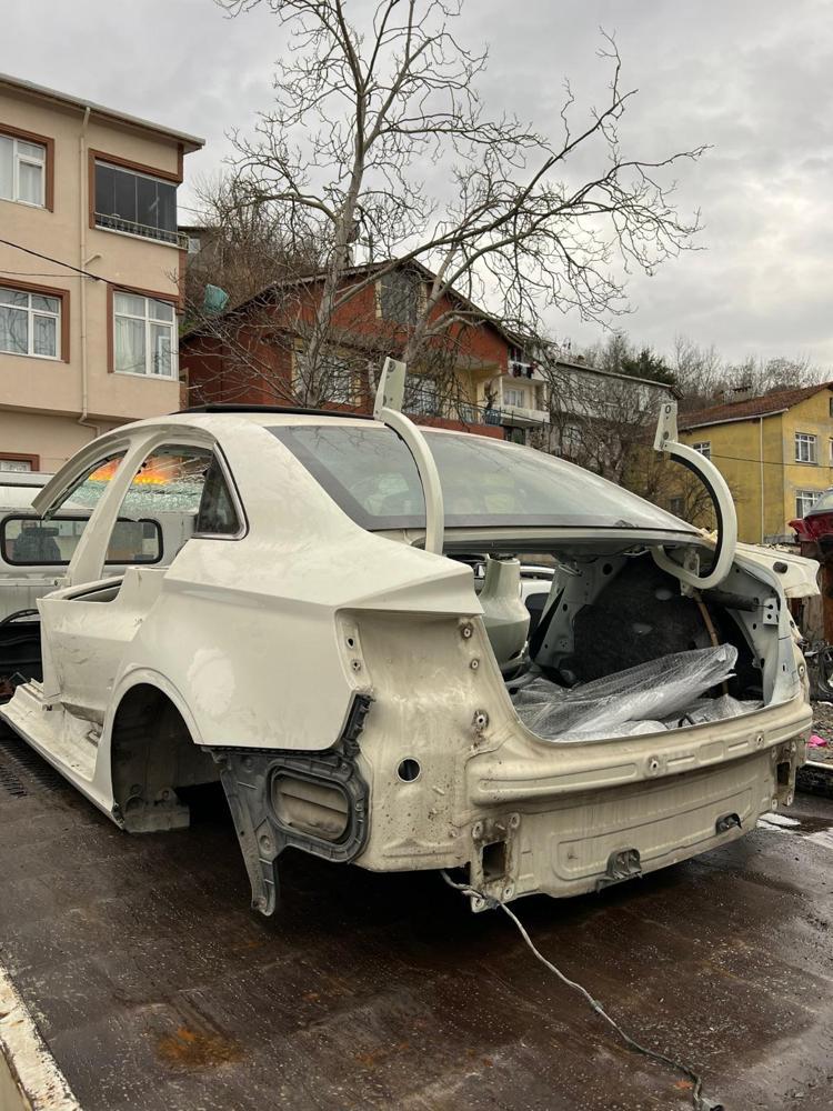 OTOMOBİLİ TAMAMEN PARÇALAMIŞLAR