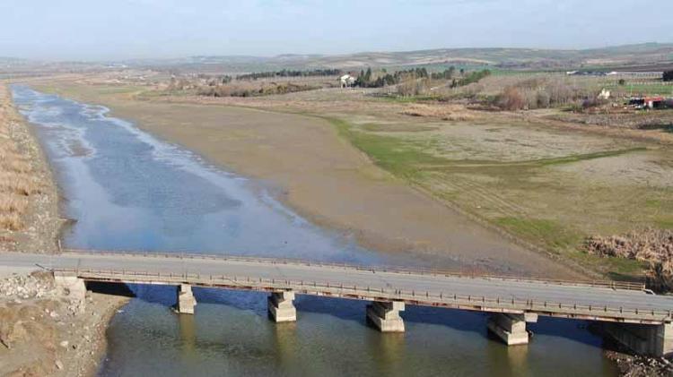 BÜYÜKÇEKMECEDE SULAR ÇEKİLİNCE TARİHİ YAPILAR ORTAYA ÇIKTI