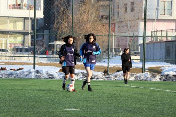 KIZLARIMIZ HEM OKUMALI HEM FUTBOL OYNAMALI