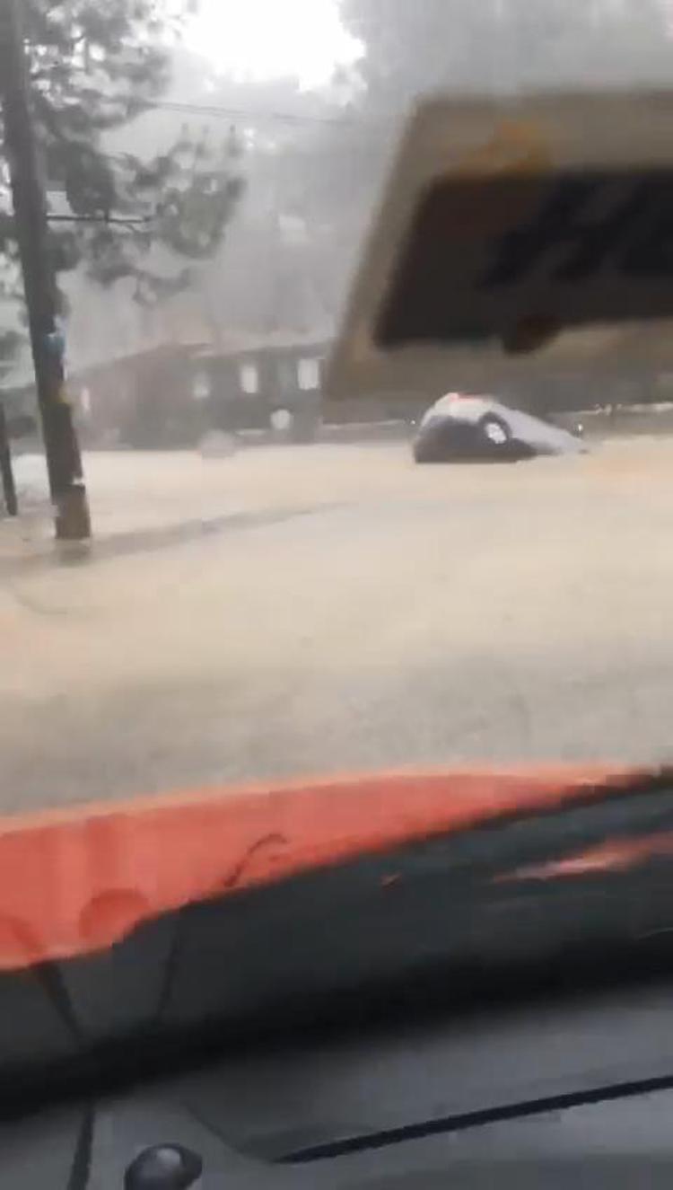 OTOMOBİLLER YOLDA KALDI