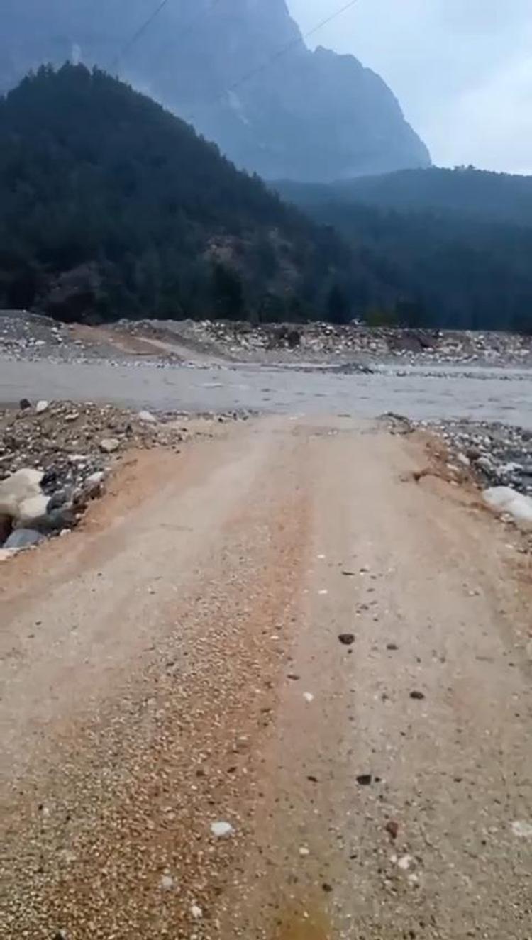 UÇAĞIN KANADINA YILDIRIM İSABET ETTİ