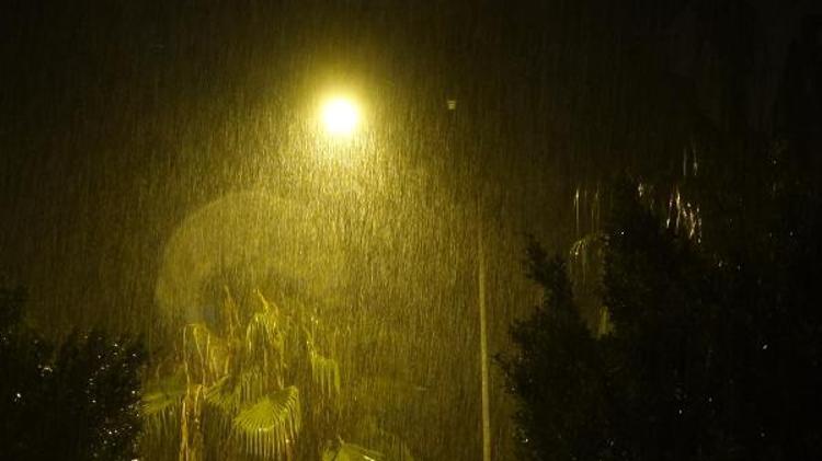 PAZAR ÇATISI ÇÖKTÜ, TABELALAR UÇTU