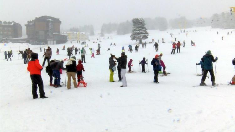 TATİLCİLER KAYAK PİSTLERİNE AKIN ETTİ