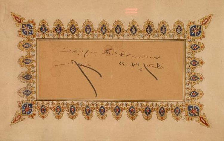 9- Zafer destroyerinde subayların sırtına basmayı reddetti