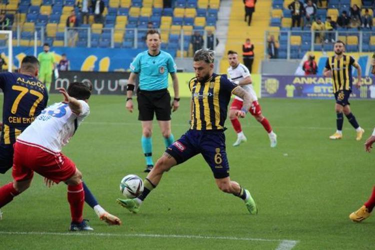 ‘MAÇ İZLEMEYİ ÇOK SEVERİM AMA HEVESİMİ KIRIYORLAR’