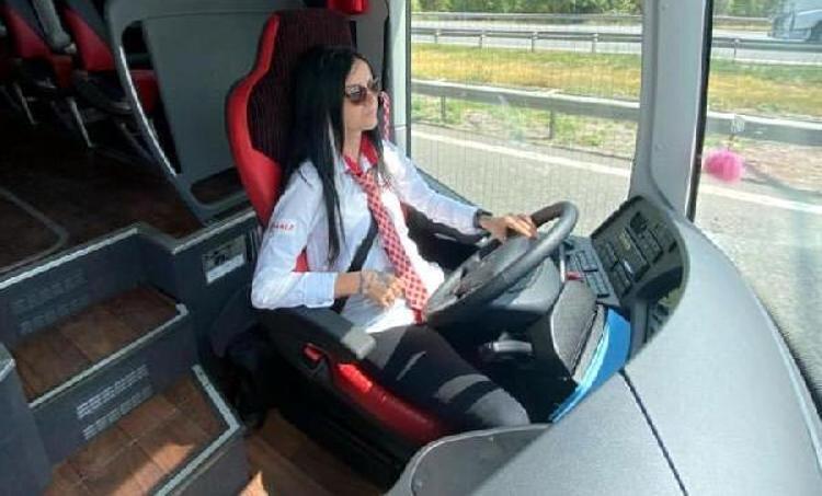 DİREKSİYON BAŞINDA DERDİMİ TASAMI UNUTUYORUM