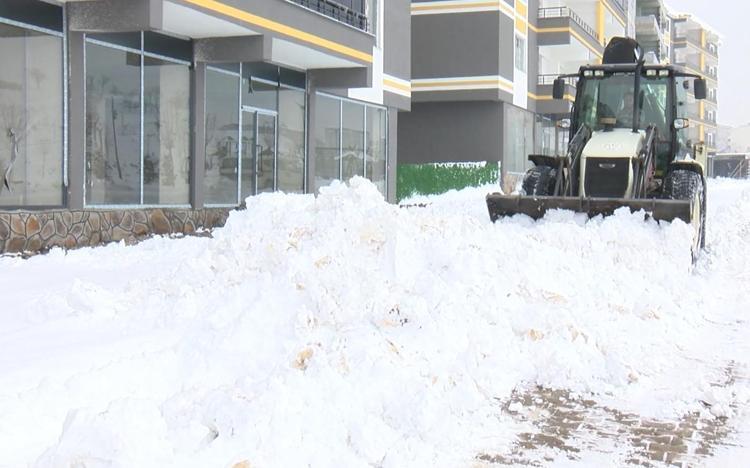 272 KÖY İLE MEZRA YOLLARINDA KARLA MÜCADELE