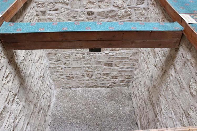 EŞREFOĞLU SEYFETTİN SÜLEYMAN BEYİN TÜRBESİ DE CAMİ İÇİNDE