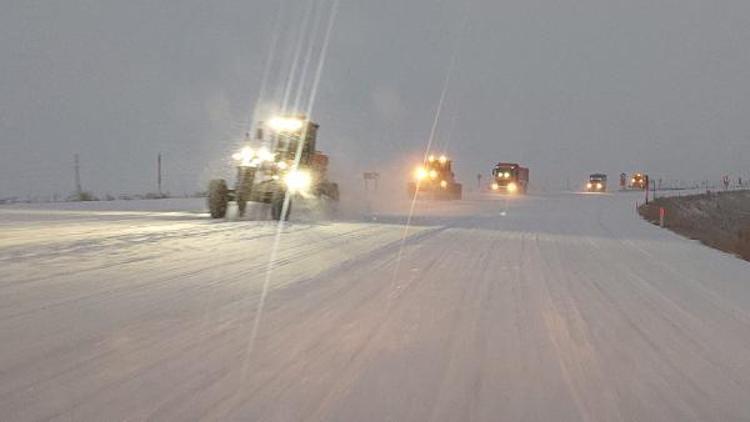 ERZİNCANDA YAĞIŞ, YÜKSEK KESİMLERDE TİPİYE DÖNÜŞTÜ