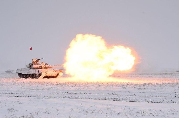 BAKAN AKAR’DAN SAHRA FIRININDAN EKMEK İKRAMI