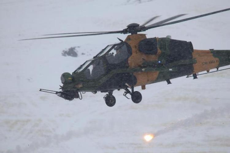 AZERBAYCAN SAVUNMA BAKANININ BACAGINA SARILDI