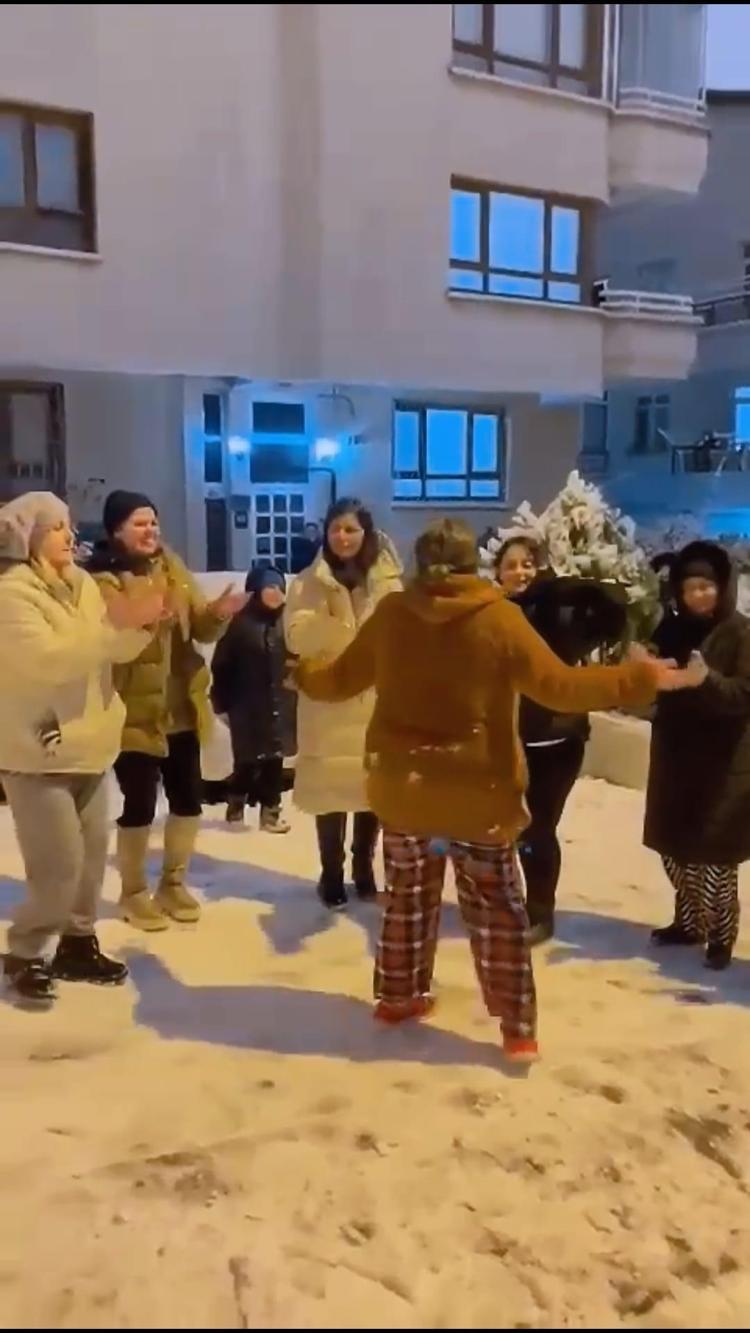 ANKARA BEYAZA BÜRÜNDÜ, VATANDAŞLAR HALAY ÇEKTİ