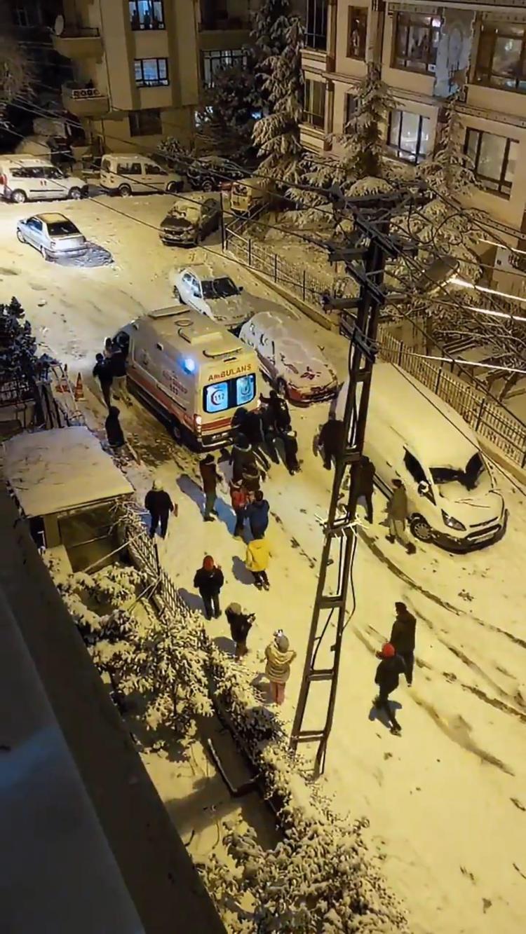 YOLDA KALAN AMBULANSI VATANDAŞLAR İTEREK KURTARDI