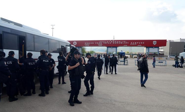 100 TUTUKLU VE HÜKÜMLÜ KDKYA BAŞVURDU