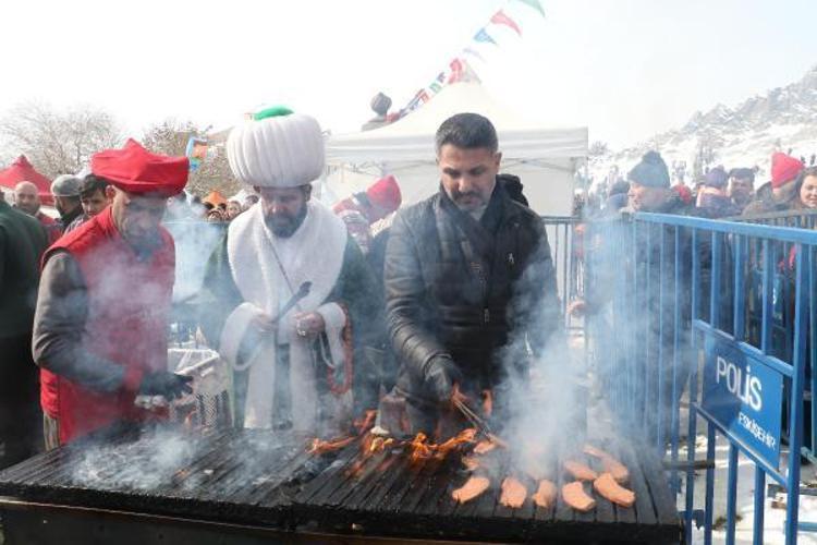 1 METRELİK SUCUKLU EKMEĞİ 1 SAATTE YEDİLER